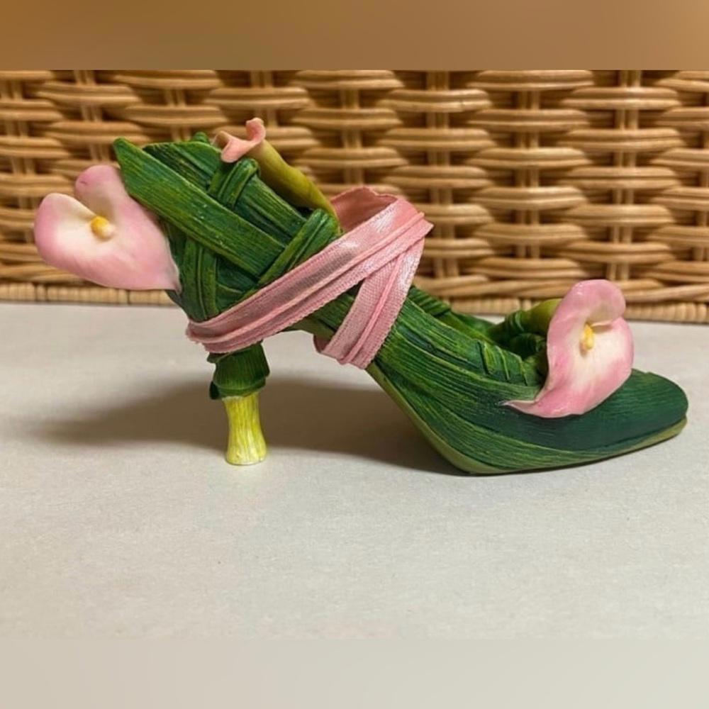 Decorative Collectible Just The Right Shoe Lily soft pastel